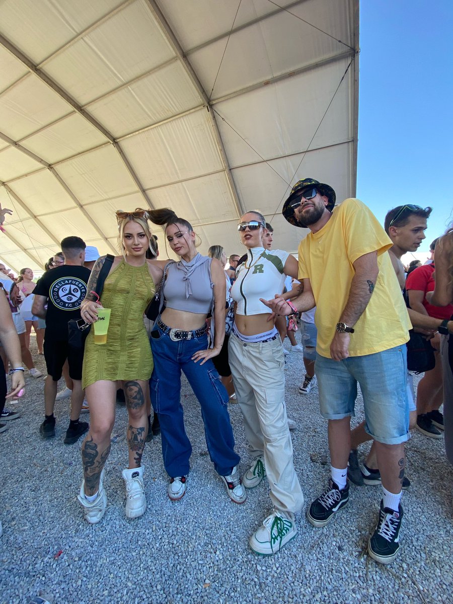DiianaLadron's tweet photo. No hablemos de la organización pésima del festival y hablemos de lo bien que me lo pasé con tanta gente bonita a la que quiero 😭💖 https://t.co/epuJ2ERe8a