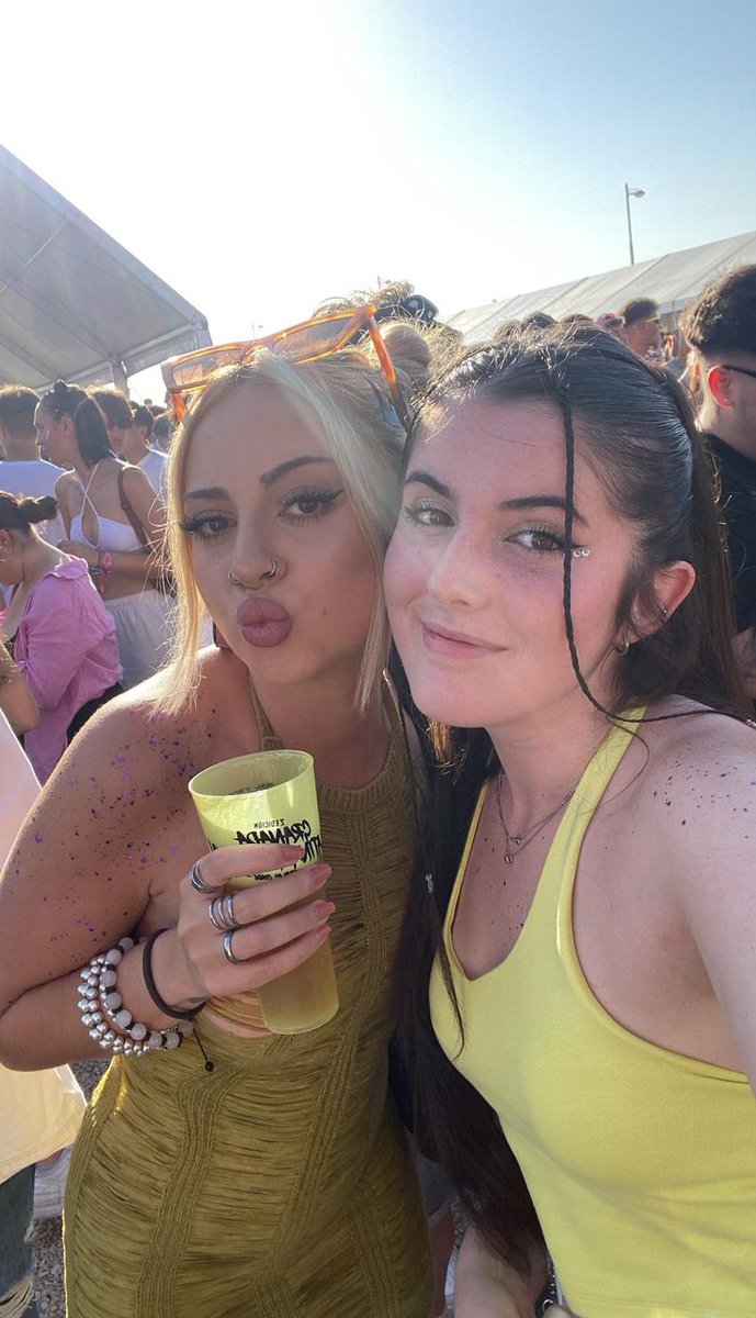 DiianaLadron's tweet photo. No hablemos de la organización pésima del festival y hablemos de lo bien que me lo pasé con tanta gente bonita a la que quiero 😭💖 https://t.co/epuJ2ERe8a