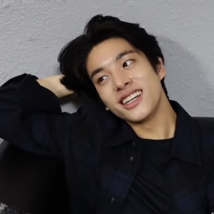 ถ้าตัดพาร์ทไอดอลออกไป เจคก็แค่เด็กผชวัยยี่สิบคนนึง เรียนอินเตอร์จบแล้วจะต่อวิศวะ เนิร์ดฟิสิกส์เก่งคณิต เล่นไวโอลิน เนทีฟอิ้ง ชอบเตะบอลตกปลาไถสเก็ตบอร์ด เข้าโบสถ์ รักหมา หล่อขี้เล่นแพรวพราวแต่ก็ใจดีเป็นมิตรยิ้มเก่ง ใส่เสื้อผ้าซ้ำๆ ใช้ชีวิตเรียบง่าย เขาครบสูตรผู้ชายในฝันสุดๆ ㅠㅠ