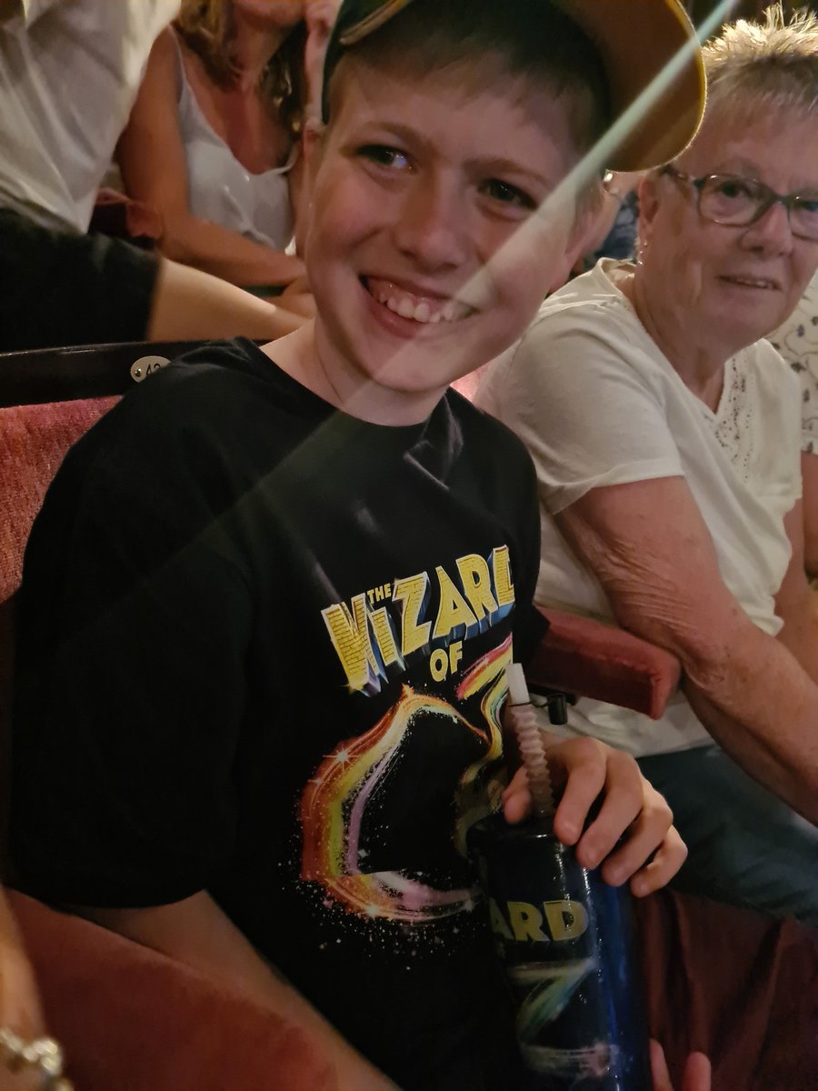 EmmaZeil's tweet photo. Amazing show at the @LondonPalladium seeing The Wizard of Oz. @AshleyBanjo and @JasonManford along with the rest of the cast were amazing!!! https://t.co/eHVfAaVIkN