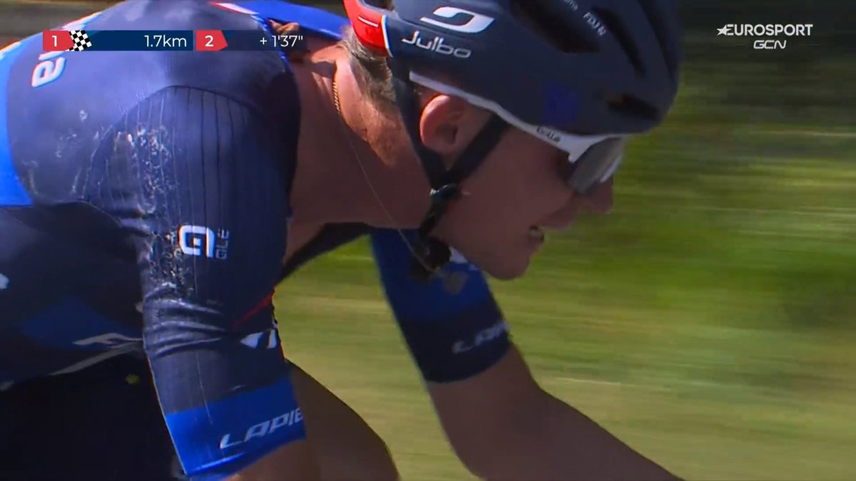 Les larmes commencent à couler sur le visage de Valentin Madouas. Le natif de Brest va s'offrir dans quelques instants le titre élites, 7 ans après le titre amateurs à Vesoul. Quelle course. #Cassel2023