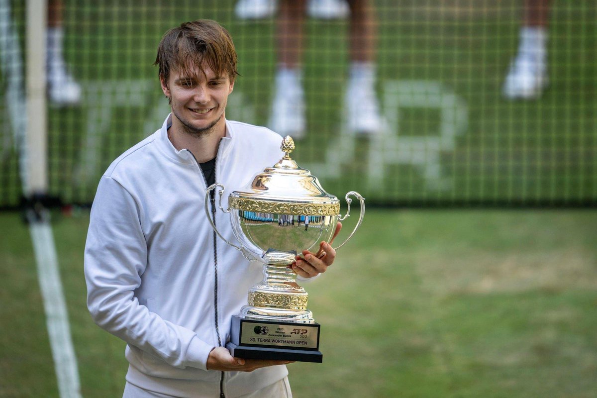 Jeu_Set_EtMatch's tweet photo. Ce dimanche, Alexander #Bublik (n°48) 🇰🇿 remporte le titre au #TWO23 de Halle ! En finale, il a battu Andrey #Rublev (n°7), tête de série n°3, en trois sets 6-3, 3-6, 6-3. C'est là son deuxième trophée 🏆 sur le circuit #ATPTour.
📸 : @TennisHQ_ https://t.co/UmLT0sinbh