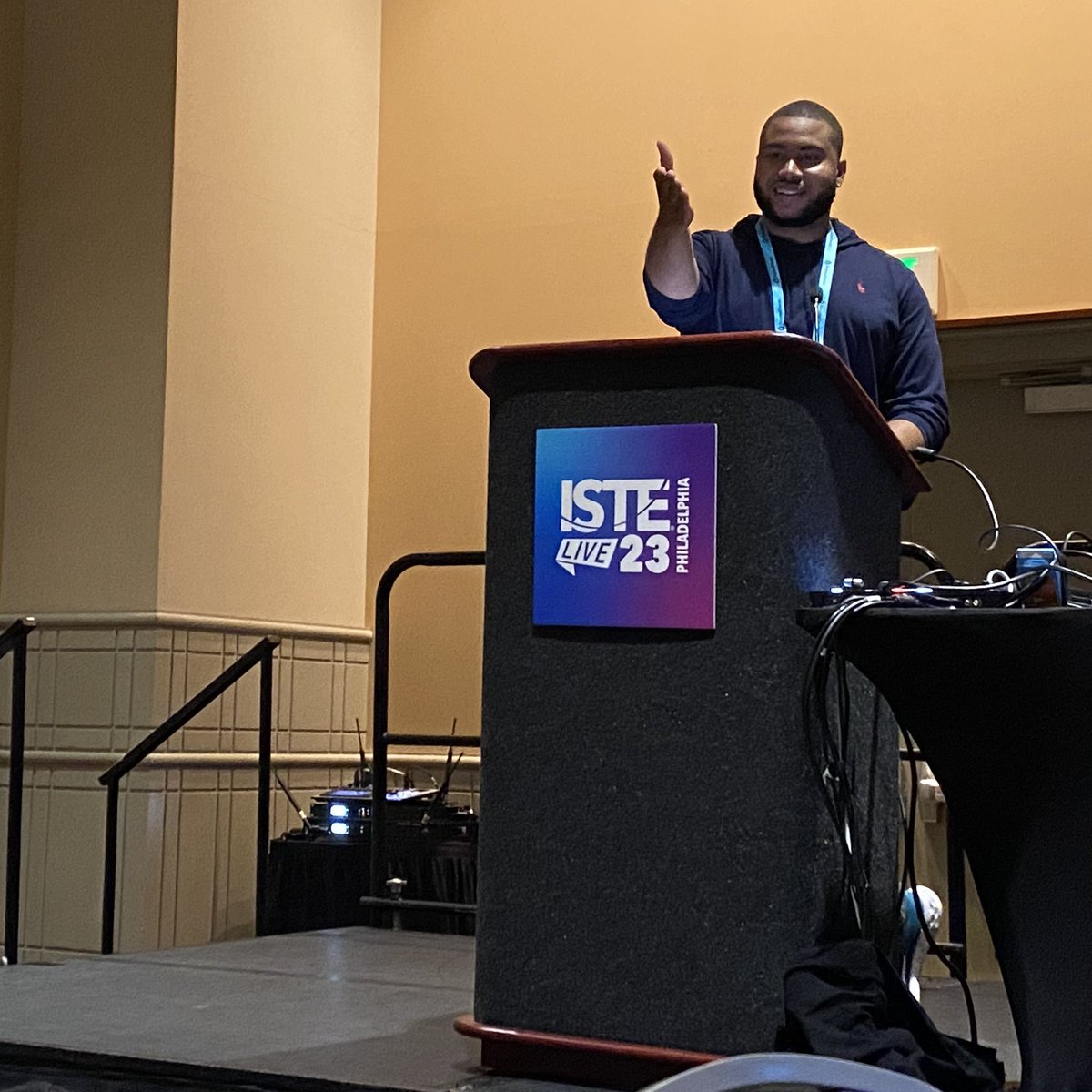 wkingbg's tweet photo. Marquise Grant sharing how he organizes his classes using @Canvas_by_Inst #tmiste #ISTELive https://t.co/uTUSlrp456
