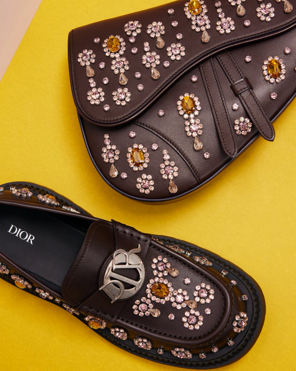 Jeweled Summer.
Precious adornments from #DiorSummer24 by Kim Jones on.dior.com/mensummer2024 decorate a #DiorSaddle and loafer to provide a link to the House's past, further reinforced by the new metal logo riffing on the 'Lady Dior' bag's letter charms.