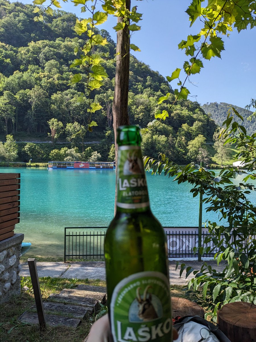Am See sitzen und die Landschaft (und das Bier) genießen. #poletjepostaja