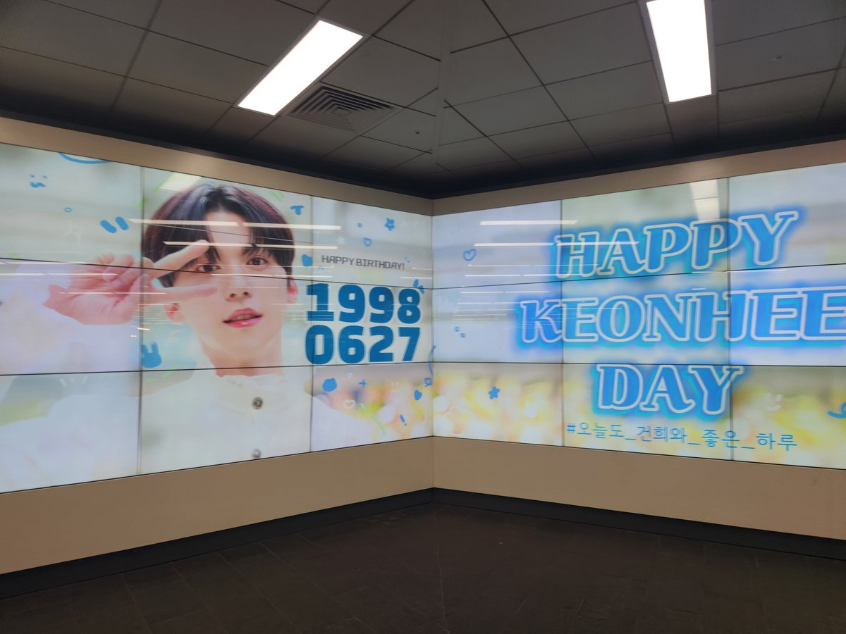 ☁️ 지하철역 생일광고

생일 광고들은 27일에 날잡고 보려고 했는데 지나가다 운명처럼 마주쳐서 바로!!! 찍어왔지요💙 
#오늘도_건희와_좋은_하루