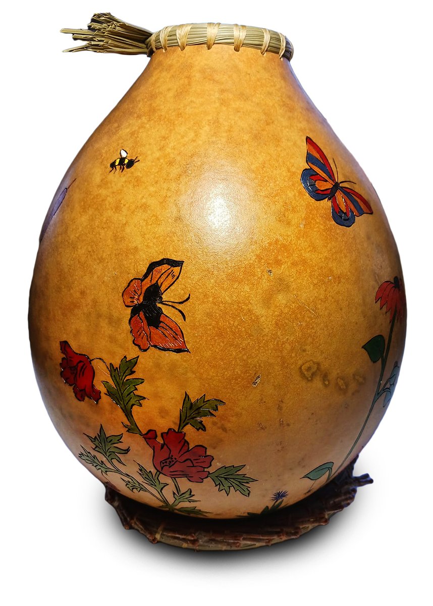 Jane Demkowicz made this beautiful gourd pot which and left much of the gourd shell untouched which adds to the beauty of this art piece 🌼🦋