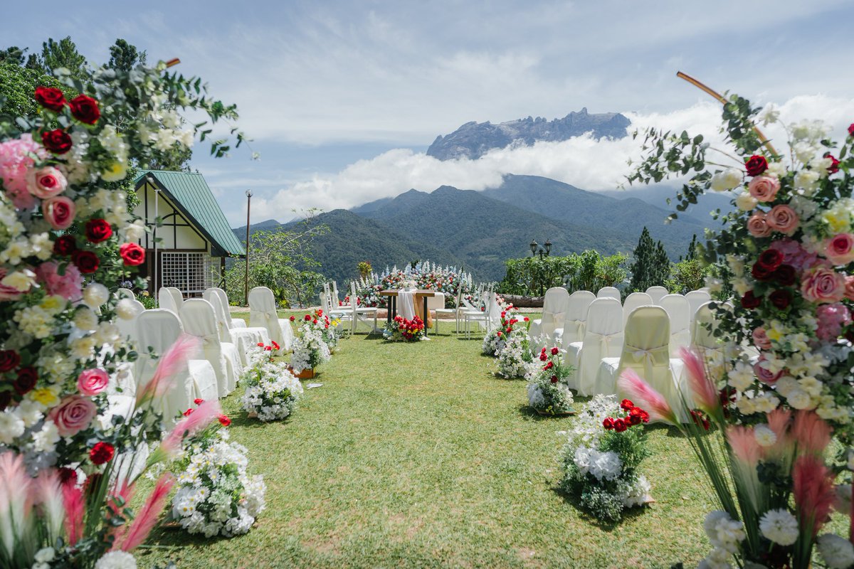 Ikhwan_Syafiq's tweet photo. Got married last month and here was our venue, next to mount Akinabalu. https://t.co/nxJaSCuUrh