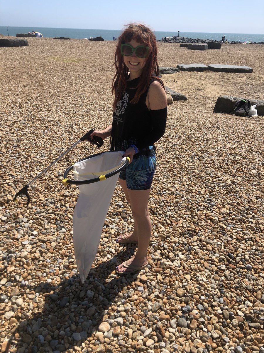 Brilliant yoga session on the Mermaid Beach with India Pearson yesterday morning - lots of stretches, some litter picking, and conversations about climate &amp; environment with curious passers-by. Many thanks to India and everyone who came along 💚