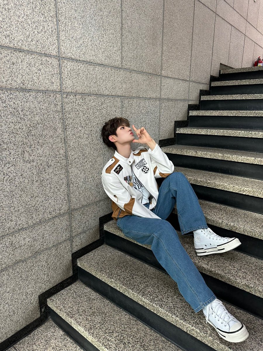 [#이안]
안녕하세여 여러붕🤗
저희는 지금 자랴구요 잘 자구 꿈에서 만나요❤️

#루네이트 #LUN8 #얀나잇 #안냥 😘