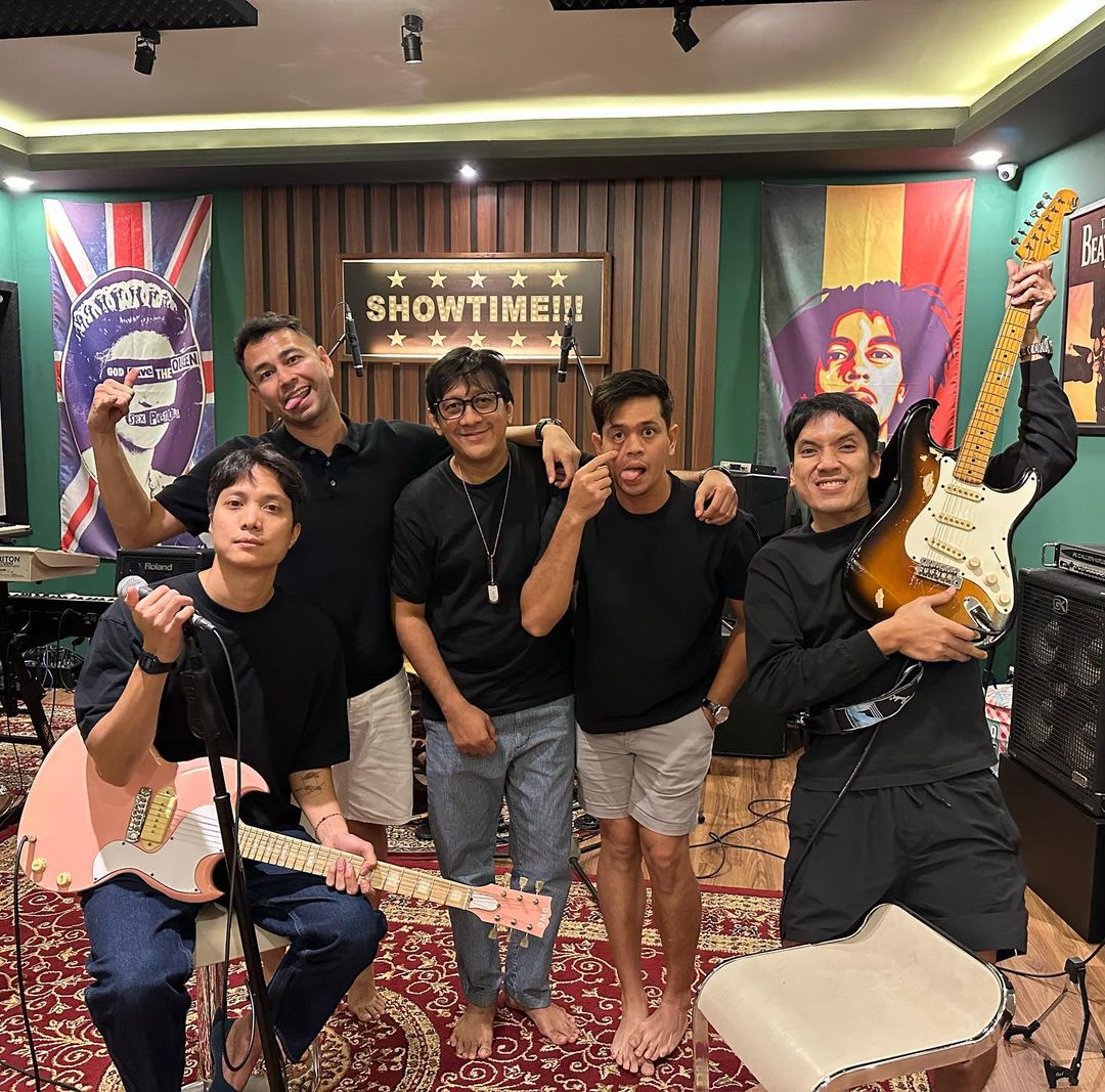 Inikah namanya Tiba Tiba Ngeband ? 🤭

Formasi:
Andre - Desta - Dikta - Raffi - Surya 🔥