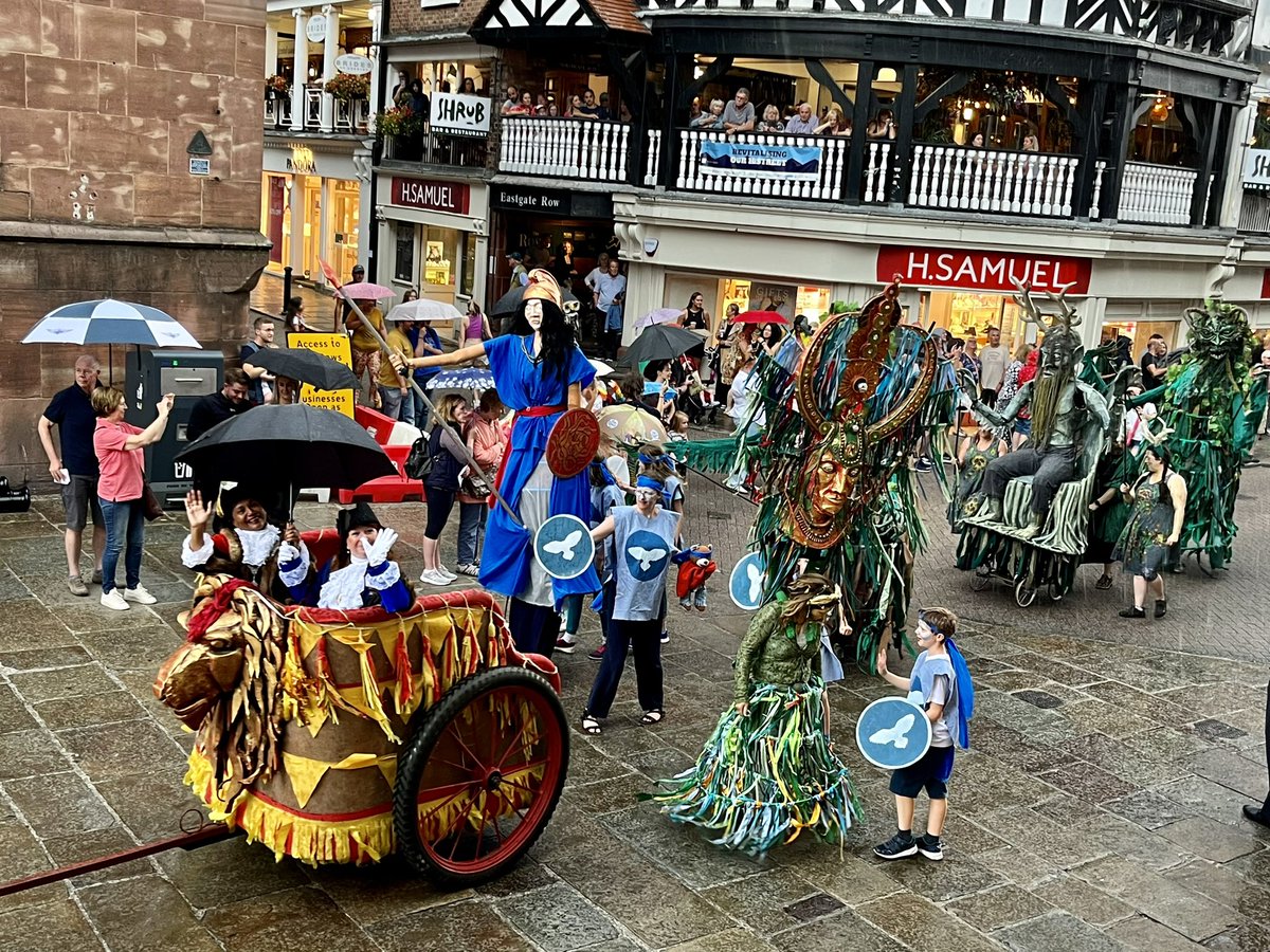 Despite the rain, spirits were high at a fabulous #Midsummer Watch parade in @ShitChester #Chester this afternoon. Great to see @CllrRDaniels back in her chariot!