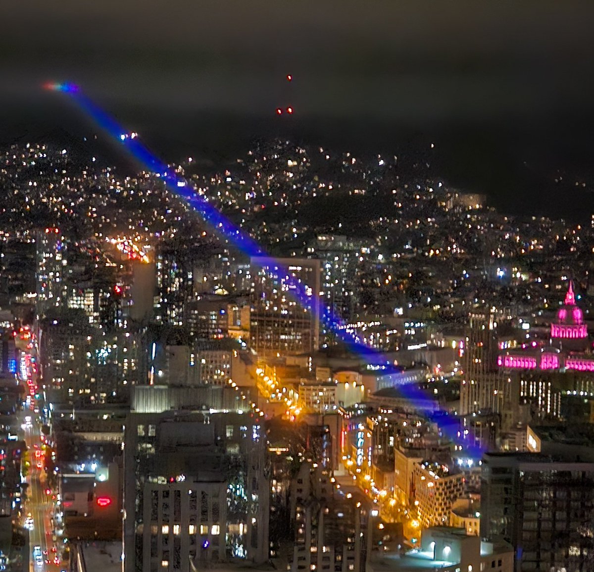 The @IlluminatedArts #welcomeSF lasers seen from the 50th floor of the @SalesforceTower

@zimpix @hknightsf @peterhartlaub @RobMayeda @SFGate #totalsf @Underscore_SF @BenDavisEye