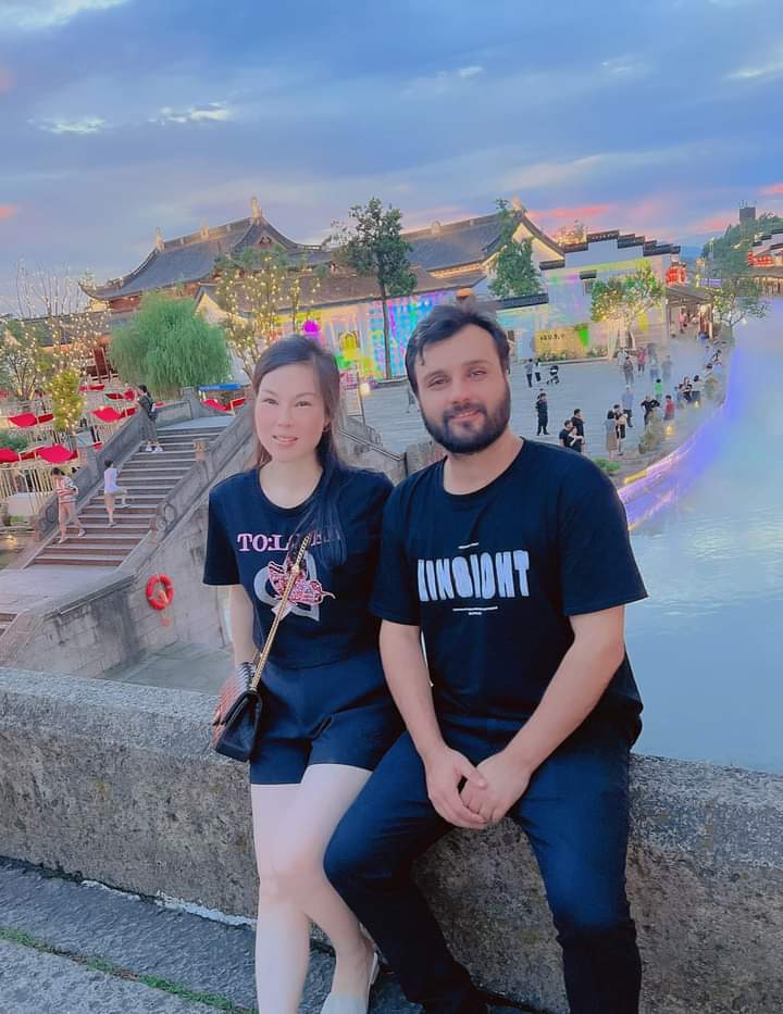 farhadkhan204's tweet image. Since long time my wish to meet @RehamKhan1 but unfortunately we didn't meet but its ok I met her Copy in china.
Once she see #Reham real pic she also not believe.