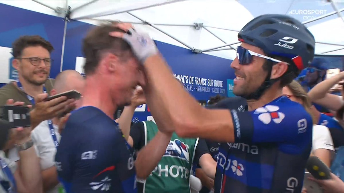 C'est évidemment de la joie dans le clan Groupama-FDJ. Valentin Madouas retrouve ses équipiers après la ligne et notamment Thibaut Pinot dans la "zone interviews". #Cassel2023