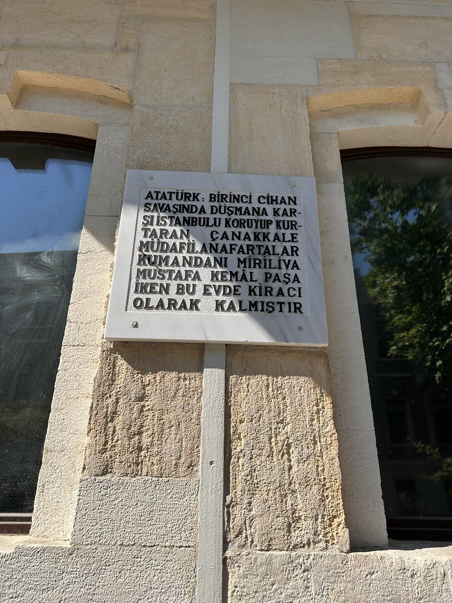 Akaretler 76...

Mustafa Kemal ve ailesi 1918 yılının sonuna dek burada yaşadı. İşgal döneminde bu ev İtalyan askerler tarafından basıldı. Rahmetli Zübeyde Hanım, Çanakkale'de, Bitlis'te, Filistin'de savaşan oğlunun hasretini bu evde çekti.

İlk kat, emir subayı ve ziyaretçiler…