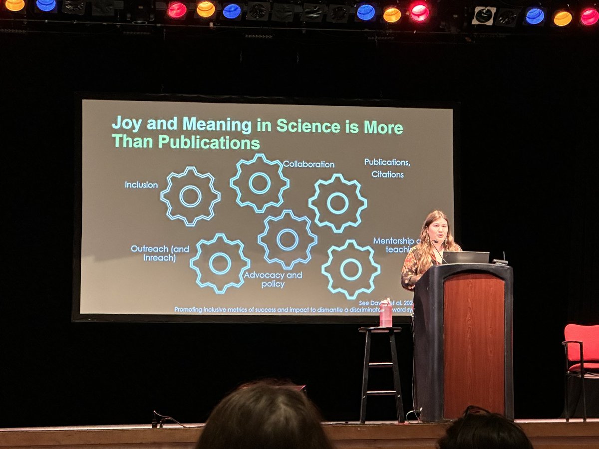 @ducbobo blew us away with her description of efforts to engage BIPOC students in nature through outreach. And how there is so much more to science than the metrics we typically think of. #IDEA @systbiol @sse_evolution @ASNAmNat