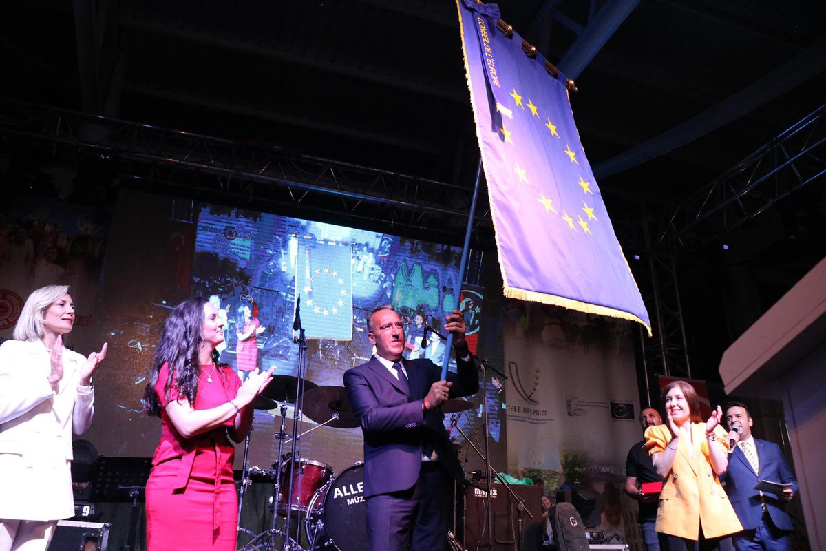 mustafaaltintqs's tweet photo. Avrupa Şeref Bayrağı Ödülü Ahmetbey’in 🇹🇷❤️🇪🇺

Bir mini festival havasında geçen etkinliklerimize katılan, destek veren, bu gururu bizlerle paylaşan herkese, en çok da ödülün asıl sahibi Ahmetbey’li hemşehrilerime sonsuz teşekkürler.. https://t.co/GMNRirbLiG