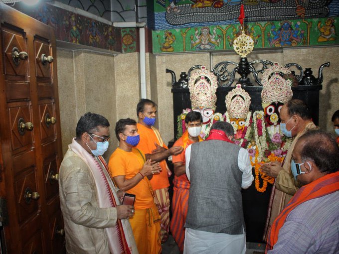 ysathishreddy's tweet photo. Why is President #Murmu ji not allowed inside the temple? While union minister @AshwiniVaishnaw has access till inside? 

Why this continuous discrimination? https://t.co/WBbZcLMADz