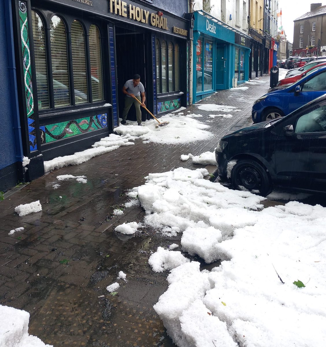 CarlowWeather's tweet image. Reports of flash flooding and intense hail in Enniscorthy today.