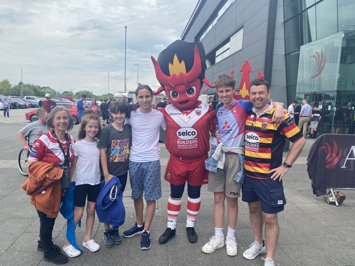 @SalfordDevils huge thanks to @jtcairns sorting out James & Maisie’s mess up with their letter from @Bury_CE school…it meant that we could bring Álvaro from Madrid to his first RL match! #SpanishExchange #RugbyLeague #SalfordReds #TheRealRugby #RedsRiseTogether #Salford #Vamos