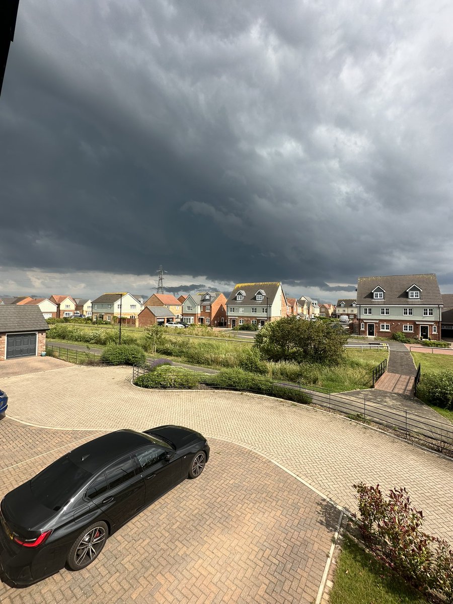 jonwhittaker_'s tweet photo. @Met4CastUK Some weird skies over Newcastle https://t.co/e5miBbOuMt