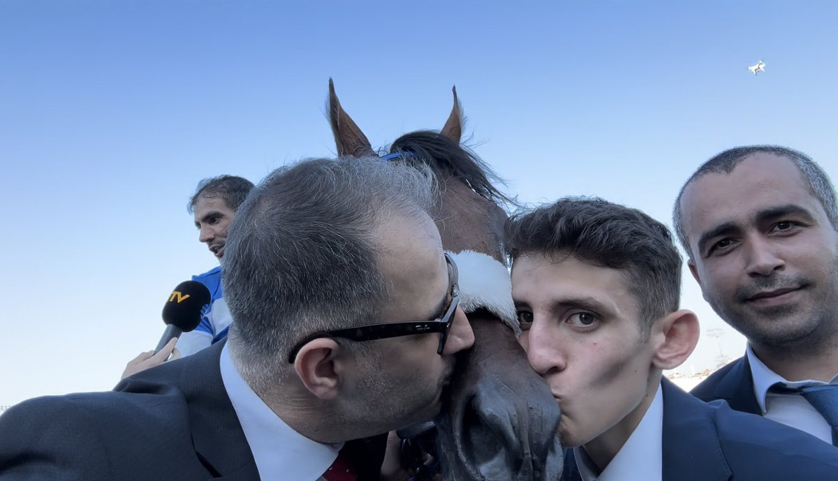 Derby Kiss 😘

#GaziKoşusu Urfa Aslanı

Selim Kaya & Velat Karakuş