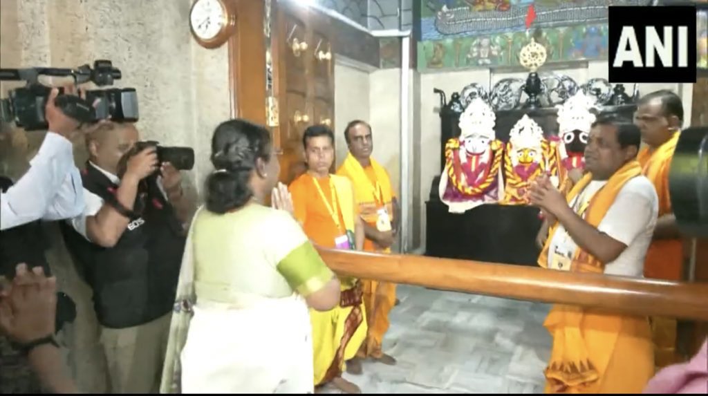 Profdilipmandal's tweet photo. जिस मंदिर में @AshwiniVaishnaw और @dpradhanbjp अंदर से दर्शन करेंगे, मूर्ति को स्पर्श करेंगे, उस मंदिर में भारत 🇮🇳 गणराज्य की महामहिम राष्ट्रपति द्रौपदी मुर्मू को बाहर से पूजा कराई जाएगी!

पुजारियों को गिरफ़्तार किया जाए। ये दिल्ली का जगन्नाथ मंदिर है।

बहुत चल गया। अब नहीं चलेगा।