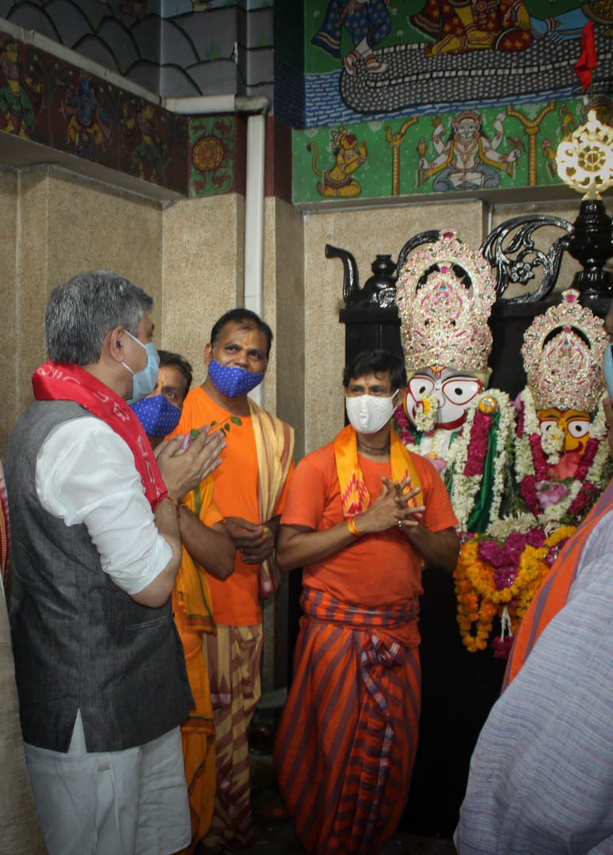 Profdilipmandal's tweet photo. जिस मंदिर में @AshwiniVaishnaw और @dpradhanbjp अंदर से दर्शन करेंगे, मूर्ति को स्पर्श करेंगे, उस मंदिर में भारत 🇮🇳 गणराज्य की महामहिम राष्ट्रपति द्रौपदी मुर्मू को बाहर से पूजा कराई जाएगी!

पुजारियों को गिरफ़्तार किया जाए। ये दिल्ली का जगन्नाथ मंदिर है।

बहुत चल गया। अब नहीं चलेगा।