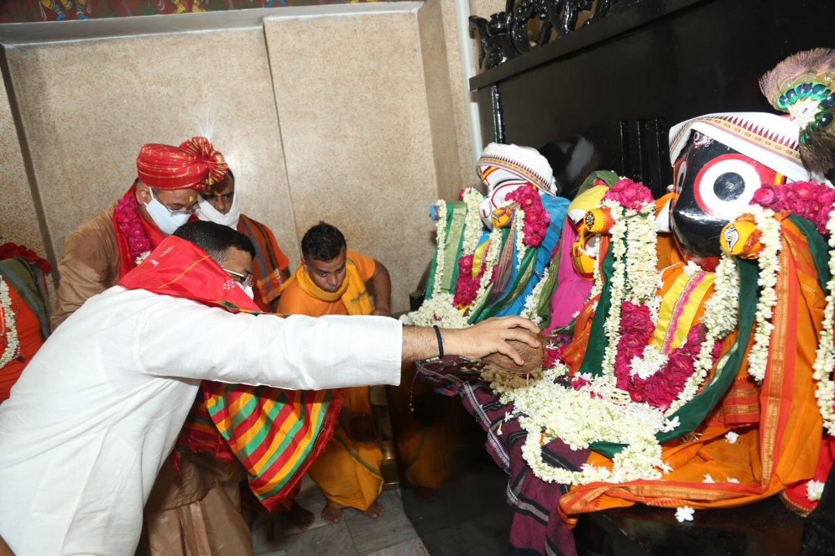 जिस मंदिर में <a href="/AshwiniVaishnaw/">Ashwini Vaishnaw</a> और <a href="/dpradhanbjp/">Dharmendra Pradhan</a> अंदर से दर्शन करेंगे, मूर्ति को स्पर्श करेंगे, उस मंदिर में भारत 🇮🇳 गणराज्य की महामहिम राष्ट्रपति द्रौपदी मुर्मू को बाहर से पूजा कराई जाएगी!

पुजारियों को गिरफ़्तार किया जाए। ये दिल्ली का जगन्नाथ मंदिर है।

बहुत चल गया। अब नहीं