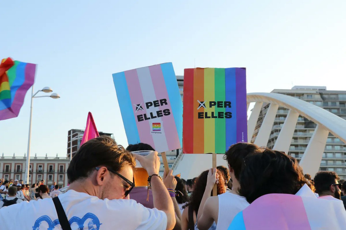 CompromisLGTB's tweet photo. Ahir vam plenar #València per a cridar que no anem a fer cap cas enrere✊🏼🏳️‍⚧️🏳️‍🌈 Nosaltres els traurem els colors.

Gràcies a totes les persones que ens vau acompanyar! 🧡 #OrgullVLC2023 https://t.co/QUzsqwKrI3