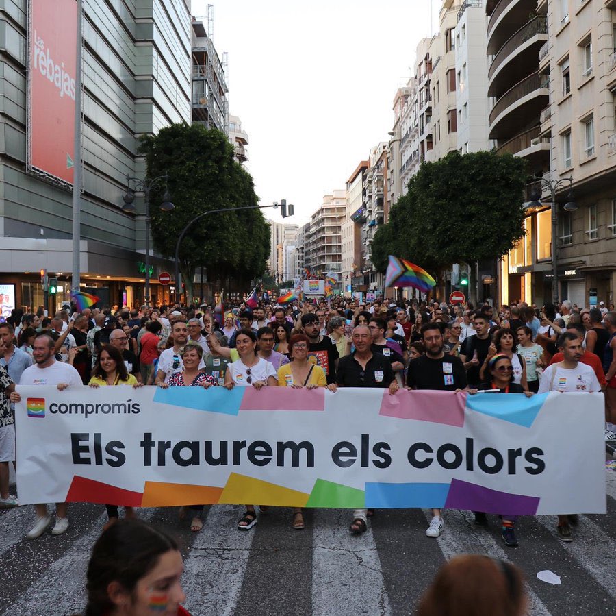 CompromisLGTB's tweet photo. Ahir vam plenar #València per a cridar que no anem a fer cap cas enrere✊🏼🏳️‍⚧️🏳️‍🌈 Nosaltres els traurem els colors.

Gràcies a totes les persones que ens vau acompanyar! 🧡 #OrgullVLC2023 https://t.co/QUzsqwKrI3