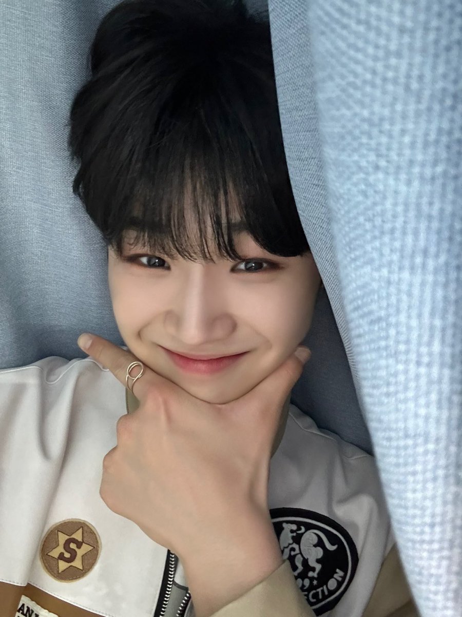 [#은섭]
은섭입니당~!
어제 노래 추천해 주신 곡들 시간 날 때마다 들어보고 있어여 고마워여😍😍
잘 자여 빠이🤗🤗

#루네이트 #LUN8 #섭나잇😴