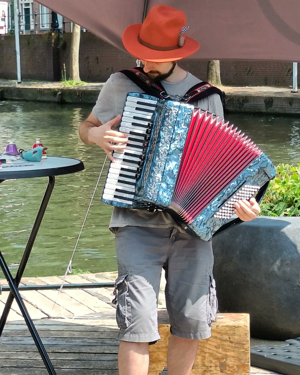 stadskraan's tweet photo. @luuk.lenders bedankt voor je optreden we hebben er allemaal erg van genoten☀️. Het is zo bijzonder om in het echt waar te nemen wat jij kan! 🪗🪈 Volgende week 1juli @voddemoer.folk die je mee neemt naar de oude tijden🧭 met hun historische volksliederen🎙️ https://t.co/esXwmFXakj