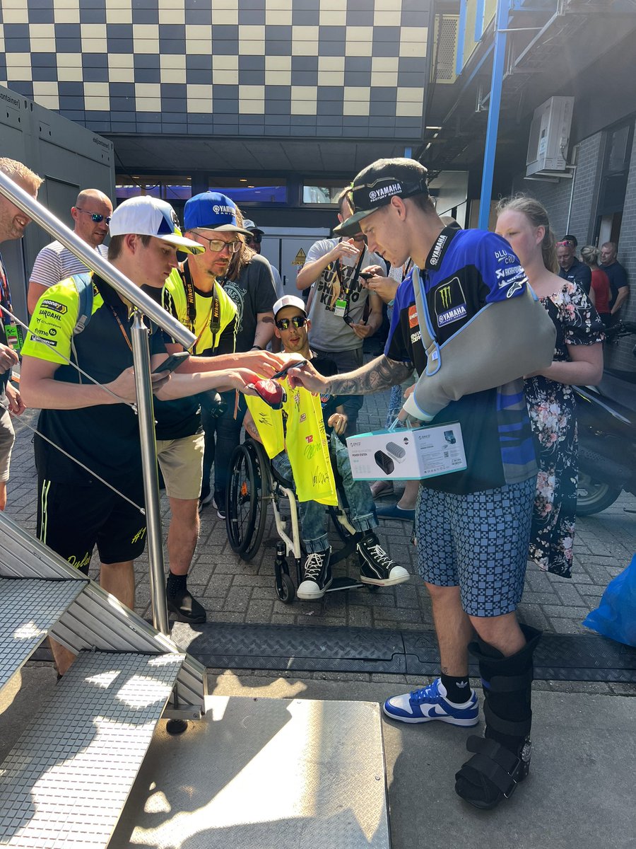 YamahaMotoGP's tweet photo. Bruised but still smiling to his fans 🤕😊

This man is strong 💪 

The scans show no additional fractures, but he did aggravate the toe fracture and bruise his left elbow and hand.

#MonsterYamaha | #MotoGP | #DutchGP https://t.co/A2t3HntKDU