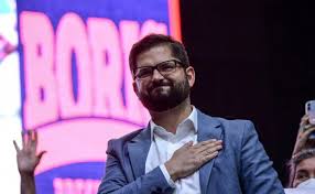 Ayatanland's tweet photo. En dos días la ultraderecha ha reclamado porque:
- Boric fue a defender la soberanía a la Antártica
- No les cortaron el agua
- "Usaron" a un niño del Sename (que era mentira)
Qué horrible tener que gobernar así, aguante @GabrielBoric https://t.co/3Gj5IxBdYl