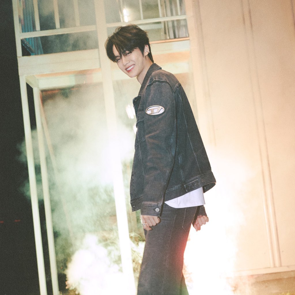hyjweb's tweet photo. my gyujin is really debuting tgt 🥹 https://t.co/wTS5785bKJ