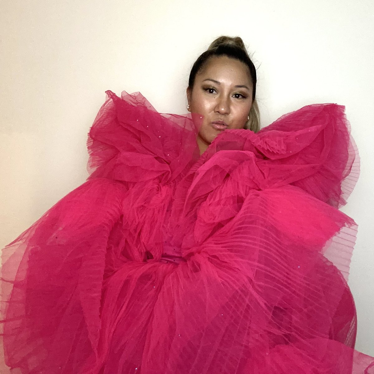 Ms_BlondeAsian's tweet photo. Got an award, wore this. #blondeasian #LoveYou https://t.co/HOwLfWDACY