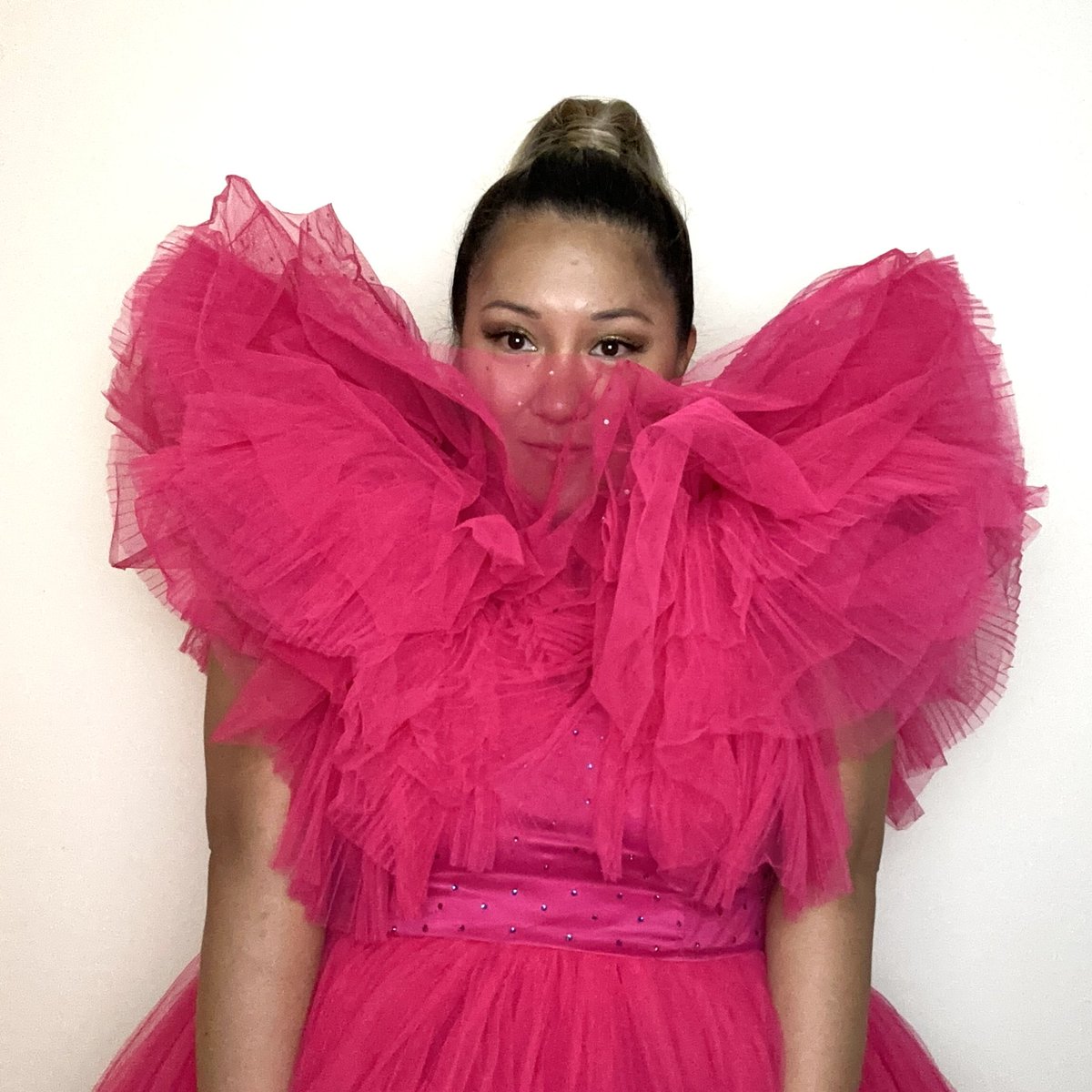 Ms_BlondeAsian's tweet photo. Got an award, wore this. #blondeasian #LoveYou https://t.co/HOwLfWDACY