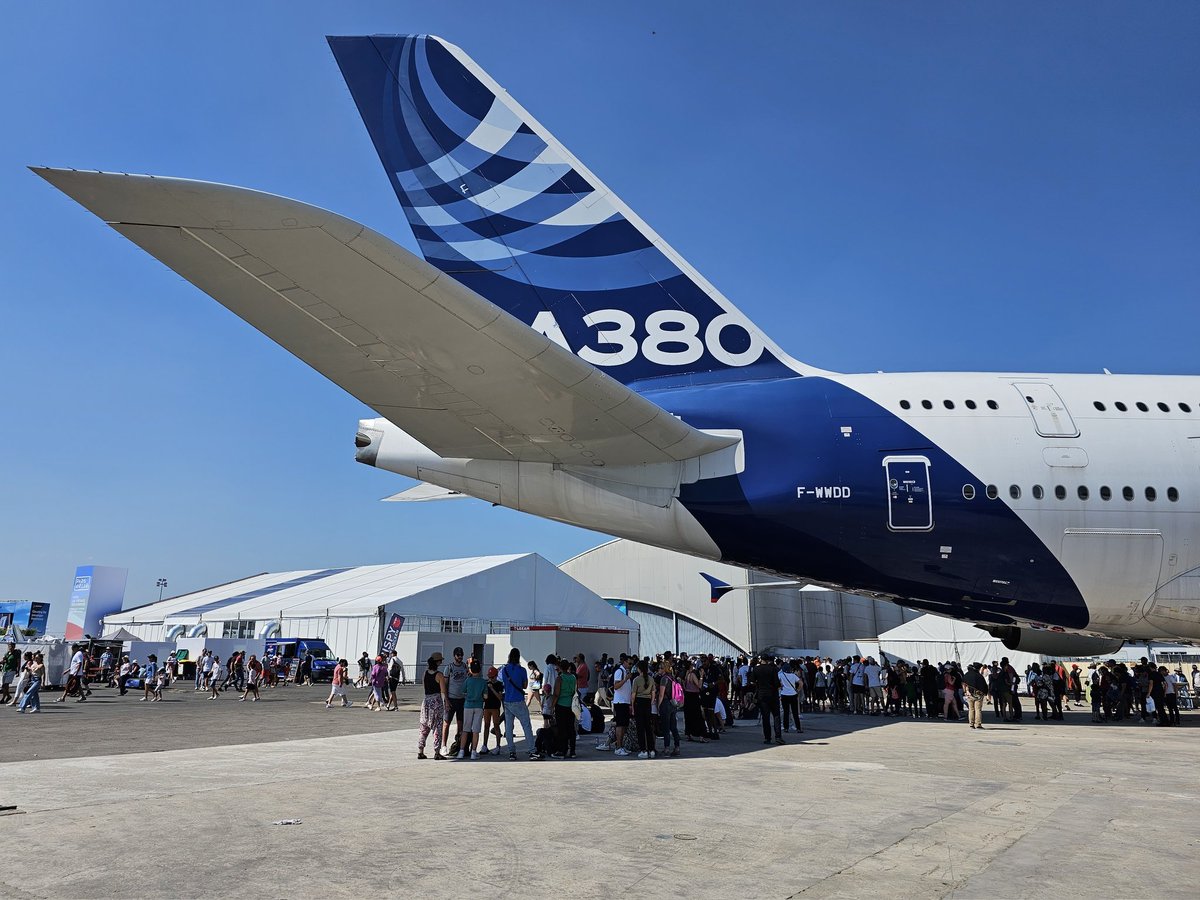 Reasons why you should invest in the Airbus A380:
- It's the most popular sun protection in Paris right now.
#ParisAirShow #PAS23 #avgeek