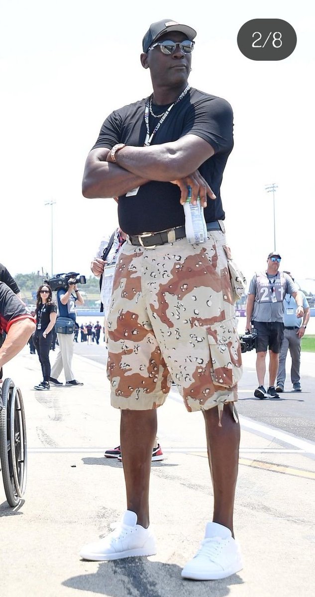 SeanTheTerrible's tweet photo. This how Michael Jordan was dressed... Yesterday. https://t.co/euMFTobtwH