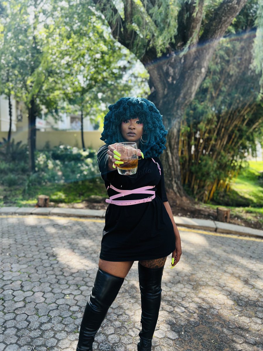 Moonsanelly's tweet photo. Cheers to an amazing week ahead 💙💙💙 https://t.co/6AE2rOvE9a