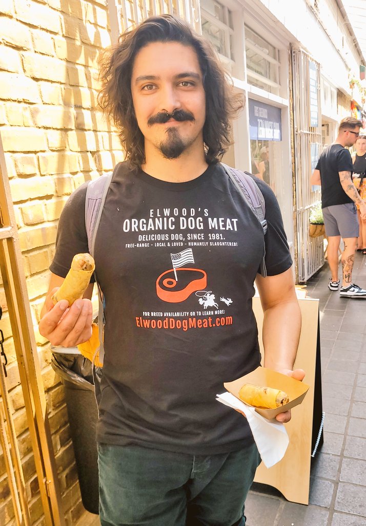 I wasn't enjoying this Springer-Spaniel spring roll for long before some deranged animal rights extremist approached me about my @ElwoodDogMeat t-shirt
I guess some people don't understand why it's better to buy organic #organic #meat
At Elwood's, they care and humanely slaughter