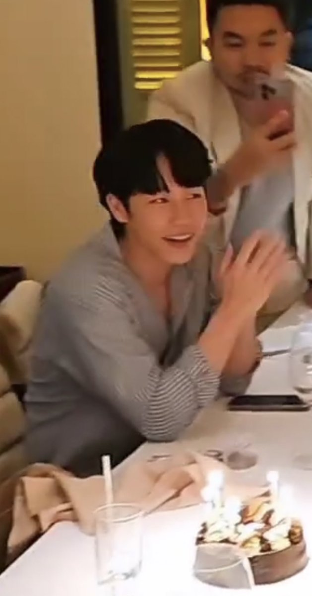 Ww11Ta's tweet photo. พี่หยิ่นขอรูปนี้ชัดๆได้มั้ย🥰☺️

#หยิ่นวอร์ #yinwar https://t.co/O16aYP2lZt