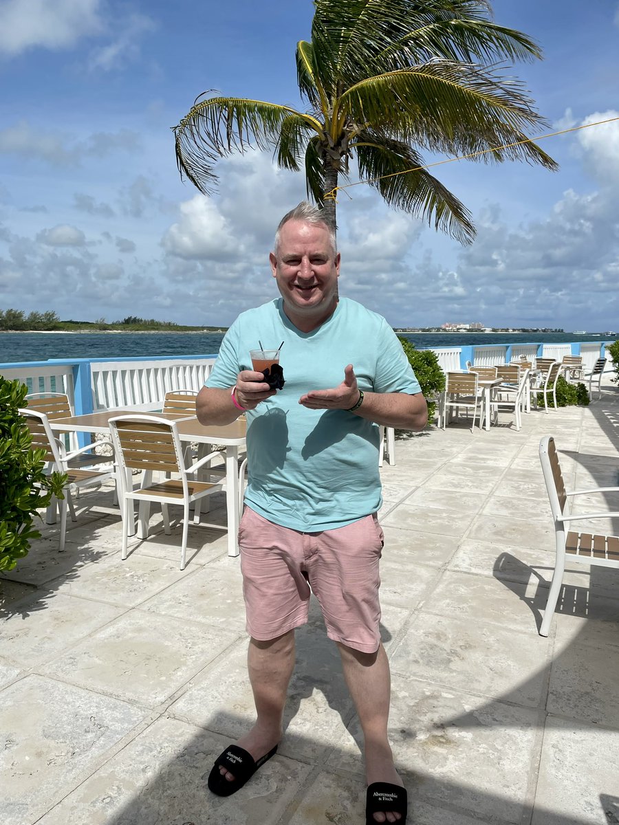 RobbieWhelan7's tweet photo. Greetings from The Bahamas 🇧🇸
Can’t beat a Bahama Mamma for breakfast 🍹!!
Recreating the famous Scrubs episode today & also going for a swim with some pigs…as you do !!
#BahamaMamma
@VDOOZER https://t.co/NyhZv9uzqA