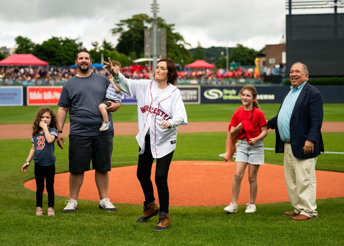 “Life can throw you obstacles and play a song that you don’t like, but you have to dance through it. You have to charge through it.”

North High assistant principal with stage 4 cancer throws out first pitch at WooSox game.

My latest for @tgsports: telegram.com/story/sports/m…
