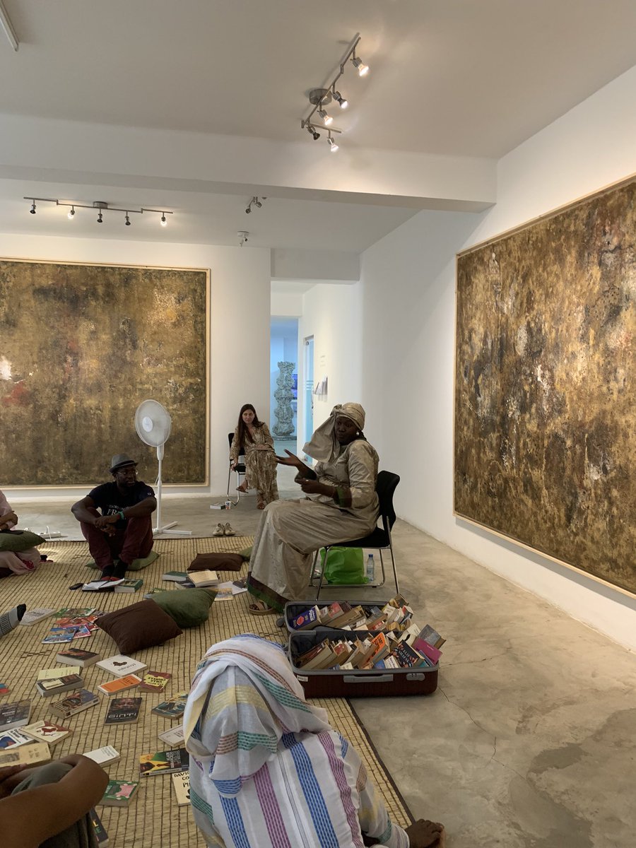 LaBiblio_sn's tweet photo. Retour en images et vidéos sur la première rencontre entre OH GALLERY et La Bibliothèque, en écho avec l’exposition d’Aliou Diack “Lux mea lex”. Sous le thème “Le pouvoir des croyances et de la spiritualité dans la littérature” avec comme invité l’écrivain, Sokhna Mbenga. https://t.co/9qrEDkuqJC