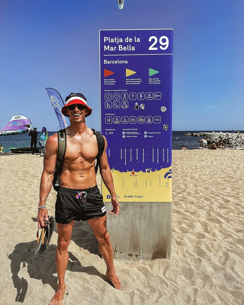 WillemBotha's tweet photo. Fill your life with experiences, not things. And have stories to tell,not stuff to show!

Barcelona, Spanje, is warrrrrm. 37°C en die son gaan sak eers teen 21h30. Die strate en strande is BESIG! Maar alles so prentjie mooi. 

Die kos is vrek duur maar die bier yskoud! #Barcelona https://t.co/OYPqBlyK2Z