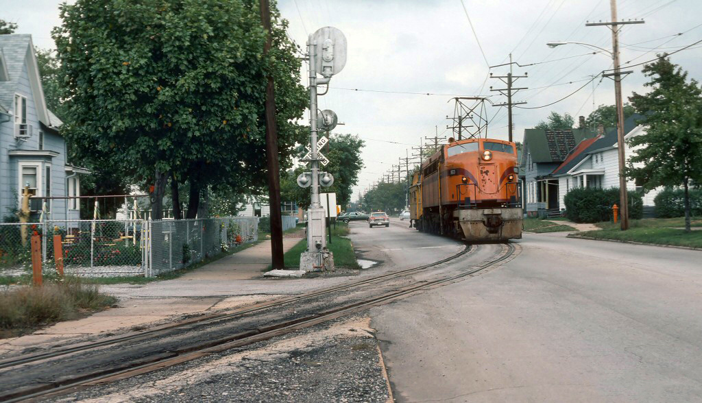 americanrails's tweet photo. South Shore "800" #803 travels down the middle of the street in Michigan City during September of 1977. Note the signal standing right next to the sidewalk. This trackage is still used today. Gary Morris photo.

https://t.co/QhsVHNkUR7 https://t.co/yS6hJE8qcE
