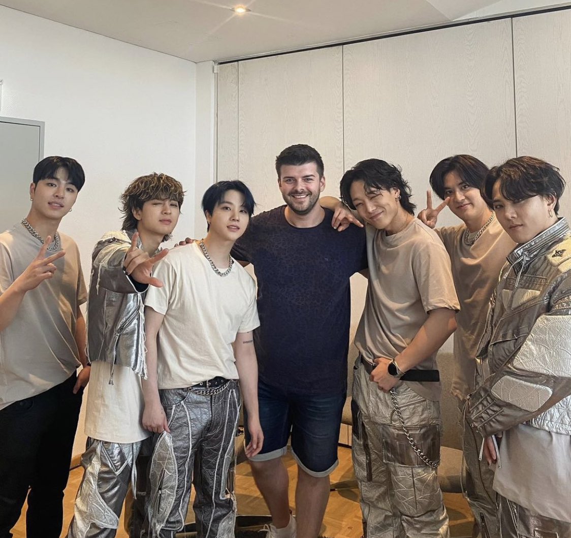 sebciuwolny (a journalist) ig update with iKON!

“thinking about changing my profession🎤”